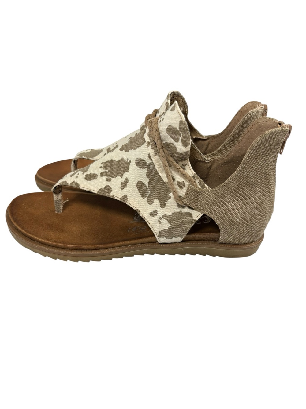 Buckle BKE Angelika Tan Cream Cow Print Sandals Size 9